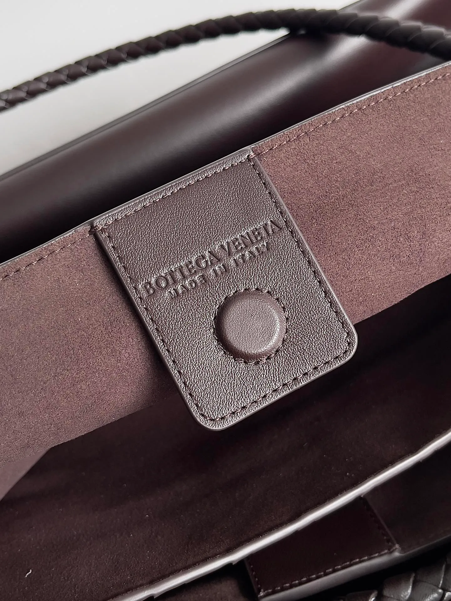Batch 2960 BV The all-leather Andiamo is new, a very casual splayed buckle bag, which also means that its weight is very light, which greatly reduces our burden when going out for shopping. It can be carried cross-body, hand-held, or carried under the armpit. Taking into account the different backpacking habits of people, the simple design brings us more inspiration. Matched with various keychains and dolls, it will become the finishing touch in the outfit. Medieval style and modern style can also be perfectly blended🫧🫧 Style number: 709683 Size: 42*35*18cm